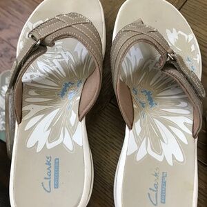 Clarks tan flip flops